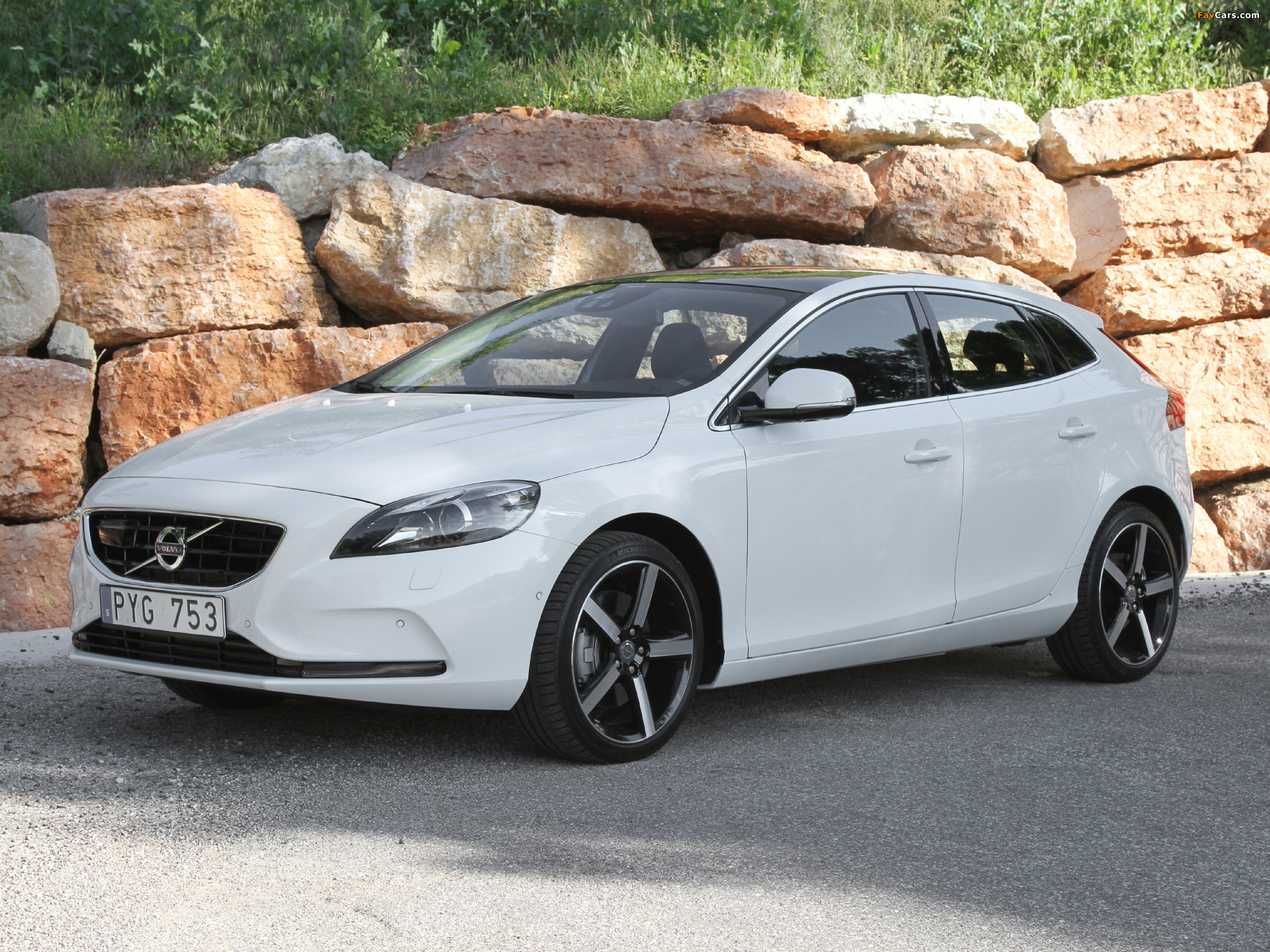 Volvo V40 D2 2012 wallpapers (2048 x 1536)