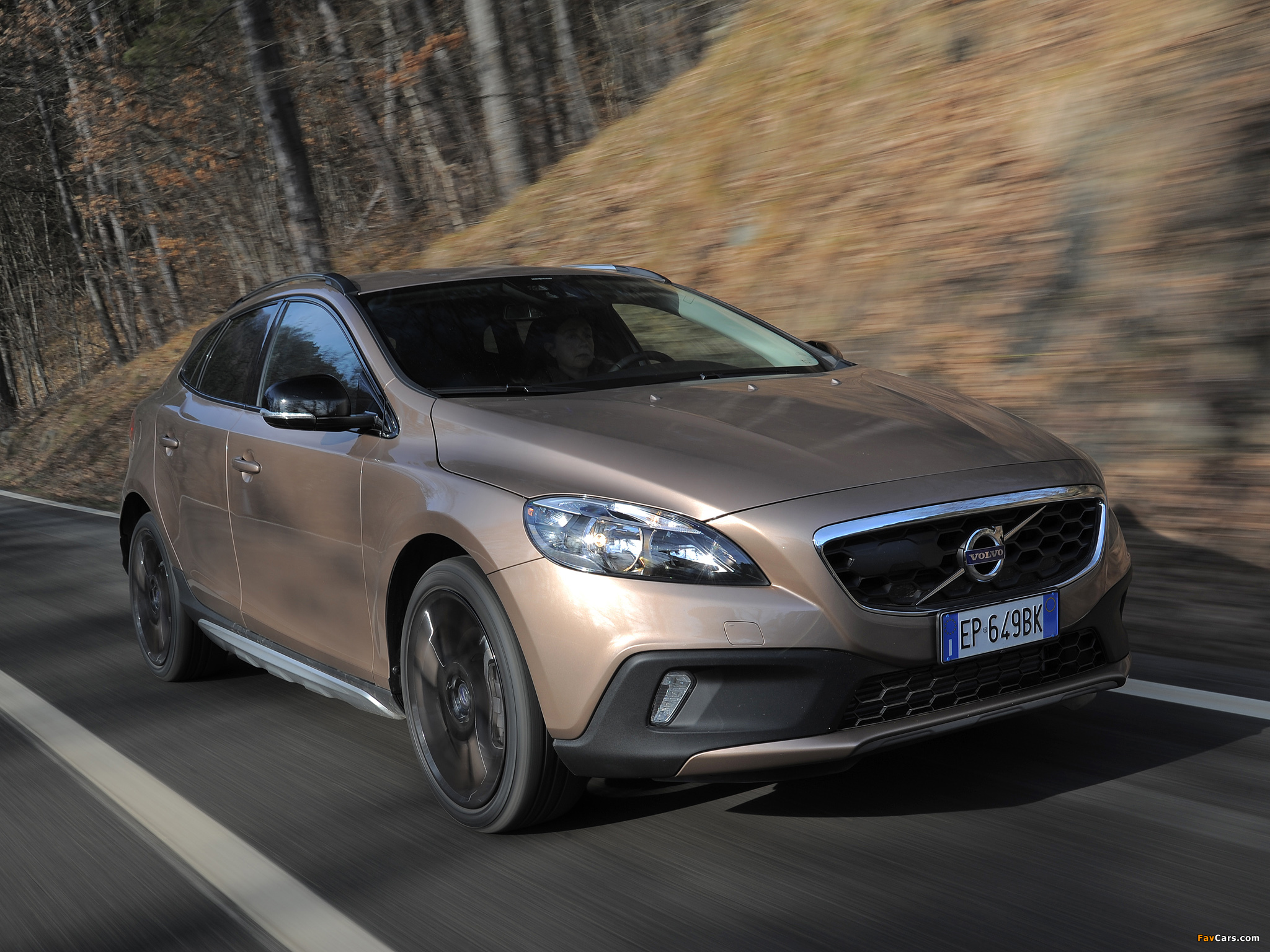 Volvo V40 Cross Country D3 2012 wallpapers (2048 x 1536)