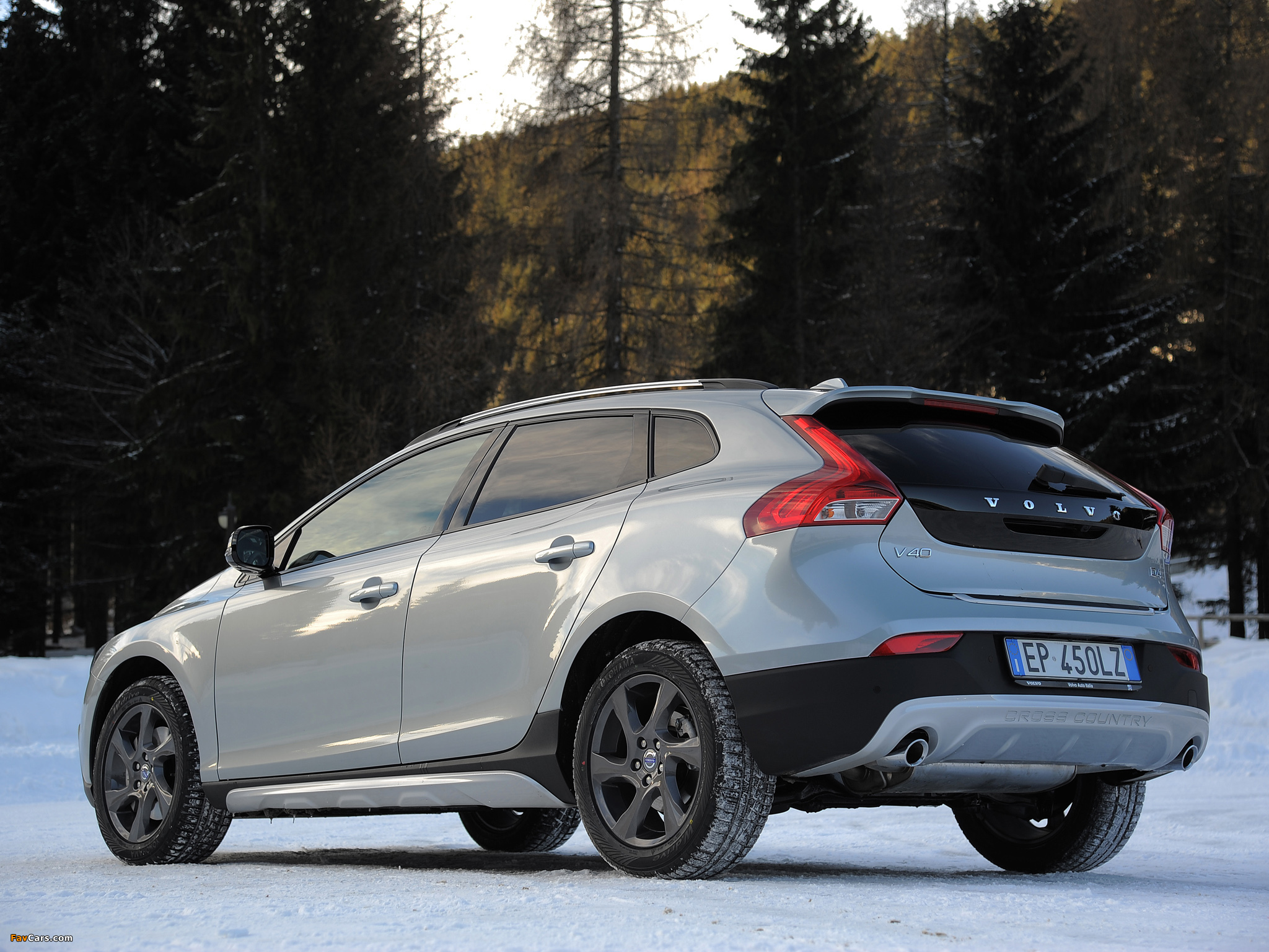 Volvo V40 Cross Country D4 2012 wallpapers (2048 x 1536)