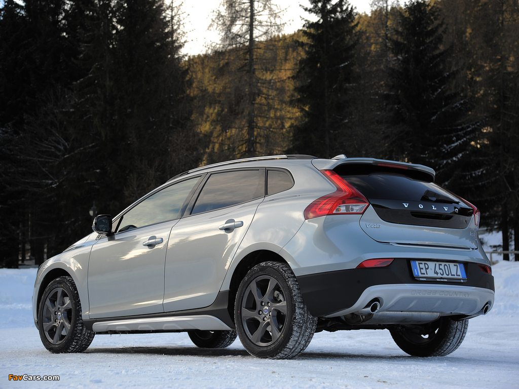 Volvo V40 Cross Country D4 2012 wallpapers (1024 x 768)