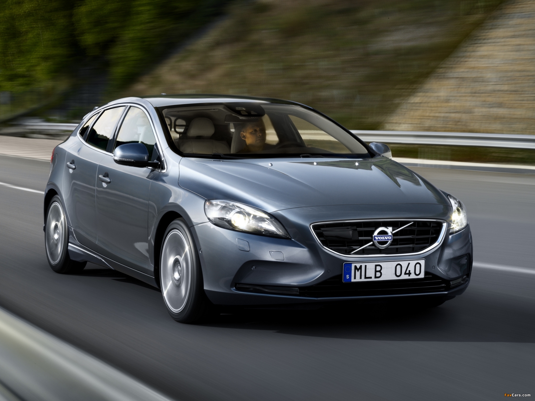 Volvo V40 2012 wallpapers (2048 x 1536)