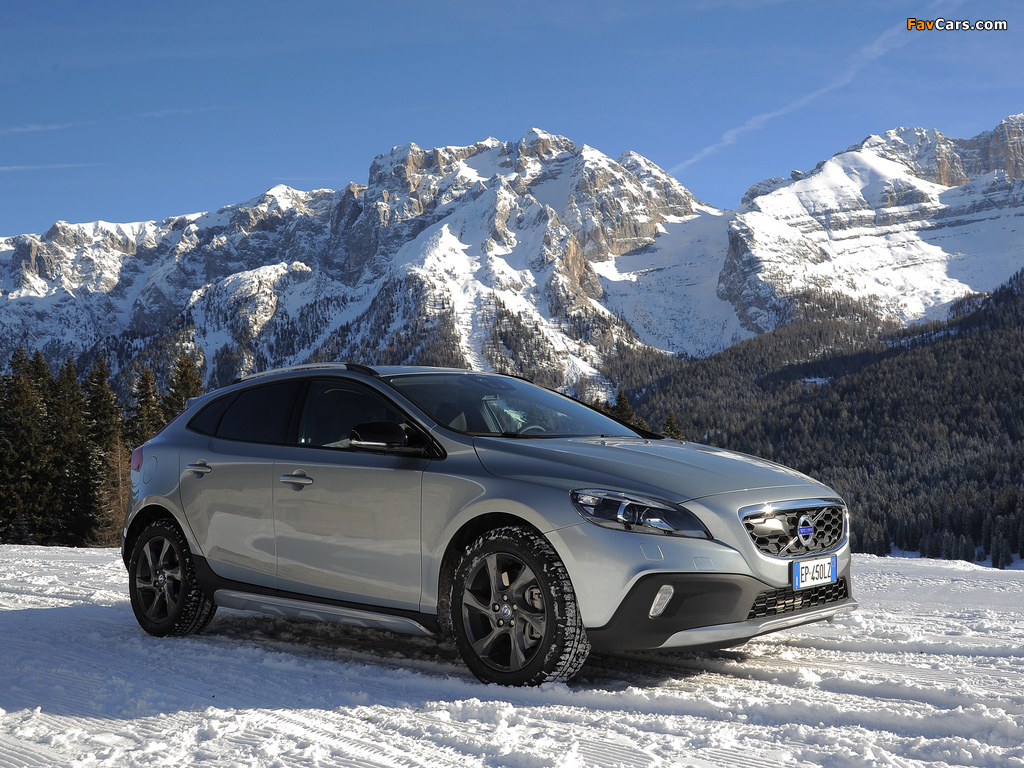 Volvo V40 Cross Country D4 2012 wallpapers (1024 x 768)