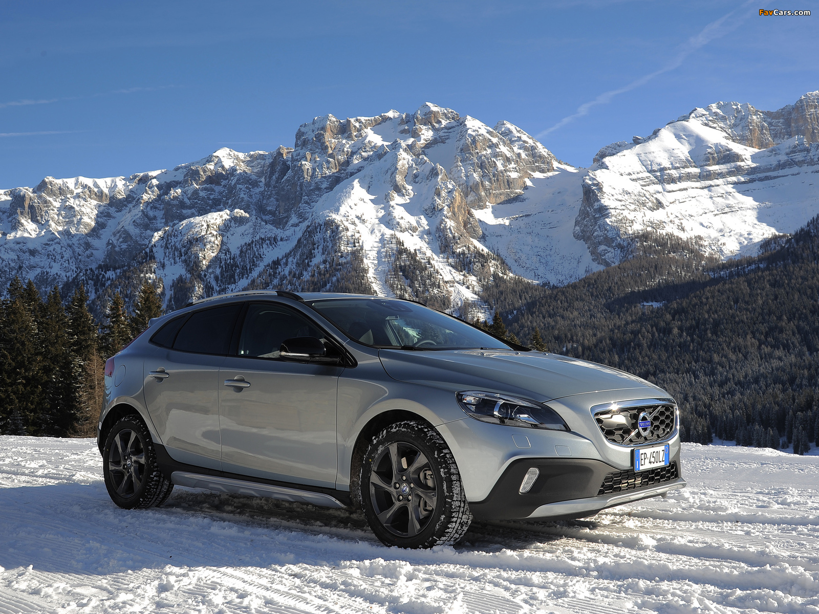 Volvo V40 Cross Country D4 2012 wallpapers (1600 x 1200)