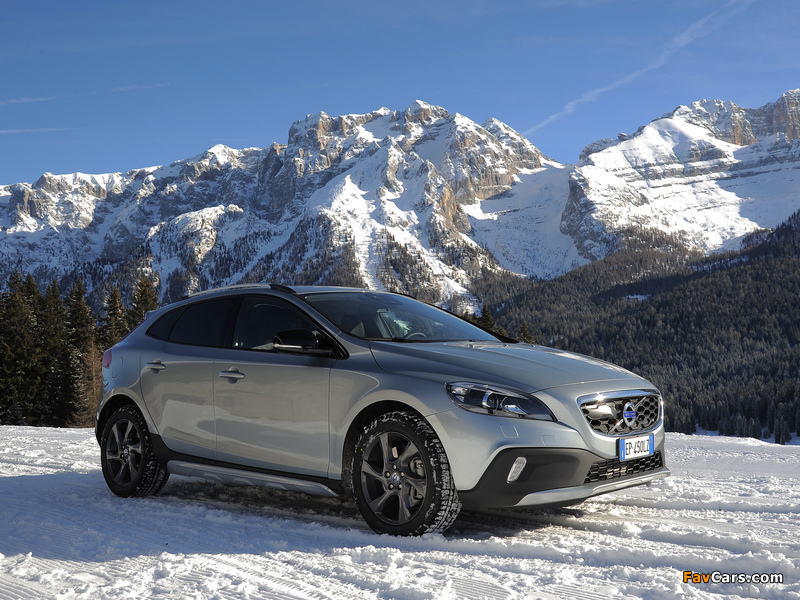 Volvo V40 Cross Country D4 2012 wallpapers (800 x 600)