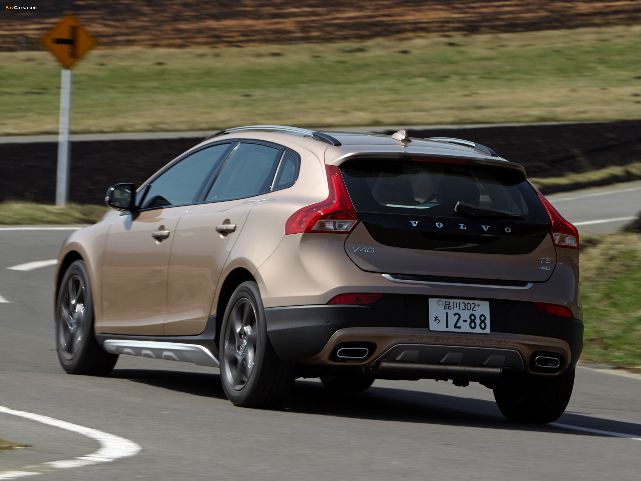 Volvo V40 Cross Country JP-spec 2013 images (2048 x 1536)