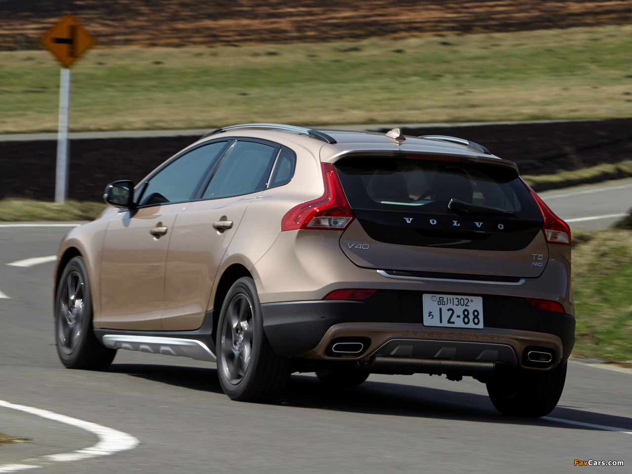 Volvo V40 Cross Country JP-spec 2013 images (1280 x 960)