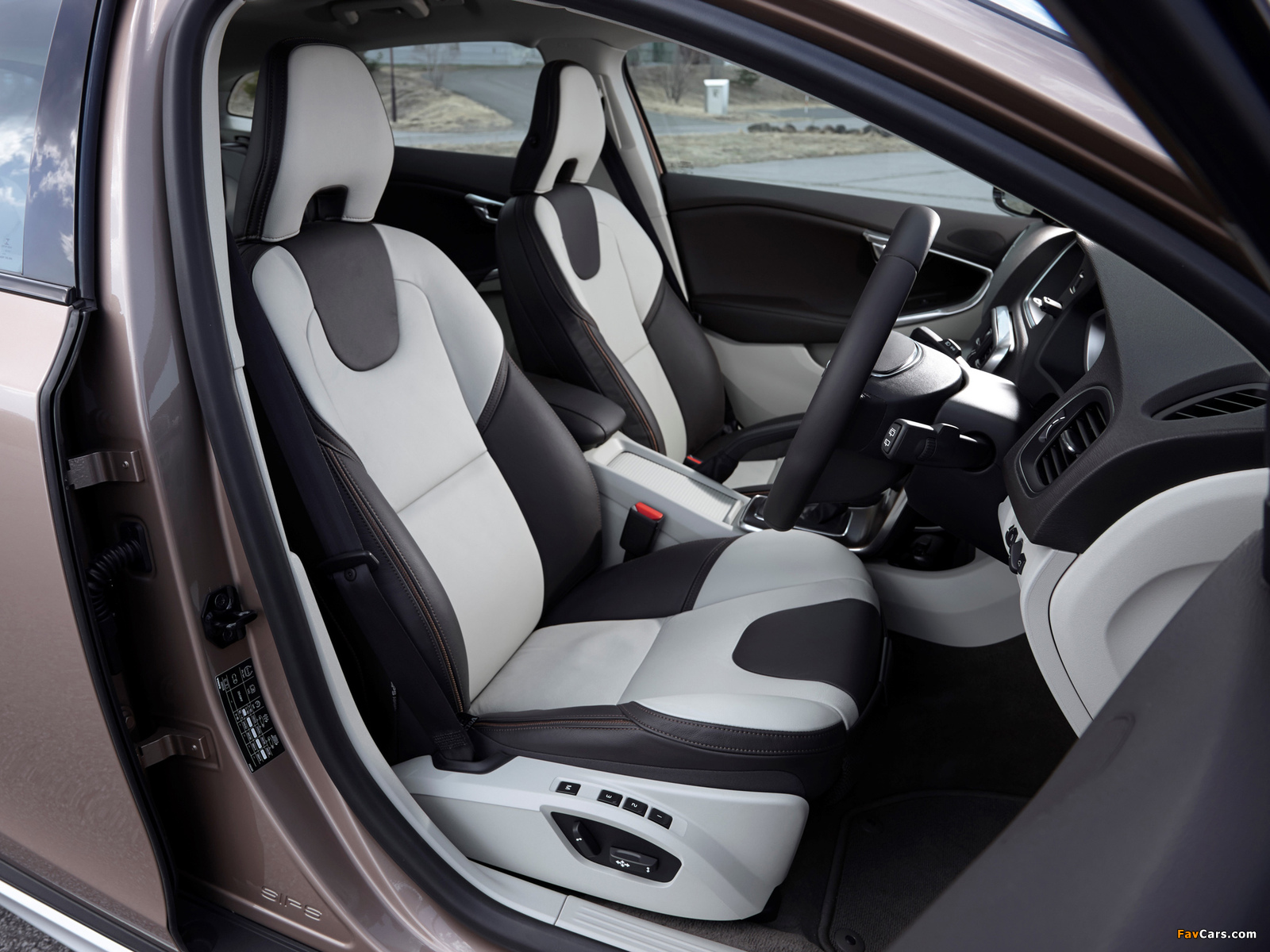 Volvo V40 Cross Country JP-spec 2013 images (1600 x 1200)