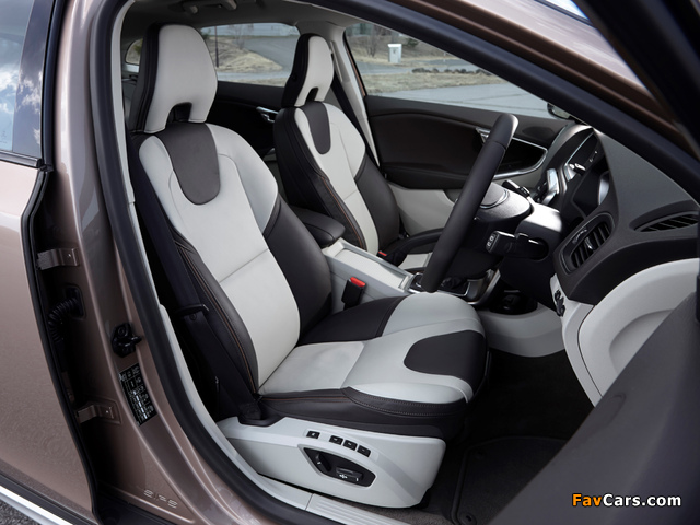 Volvo V40 Cross Country JP-spec 2013 images (640 x 480)