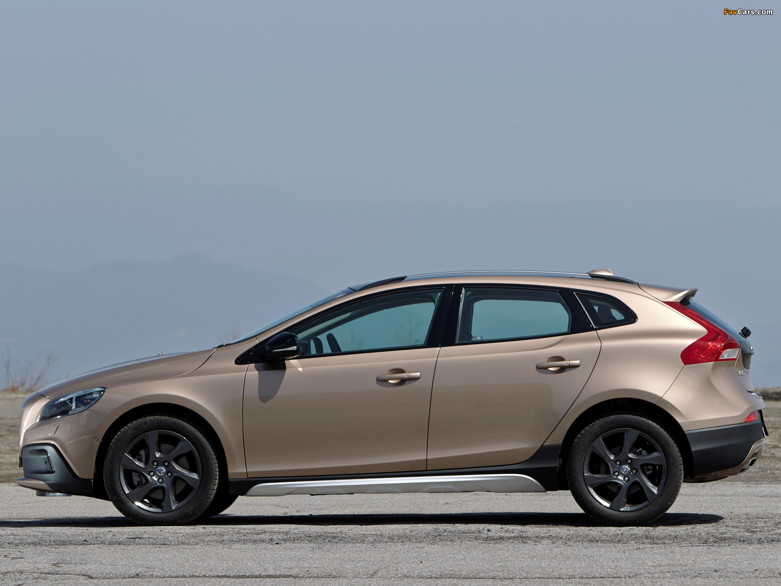 Volvo V40 Cross Country JP-spec 2013 images (1600 x 1200)