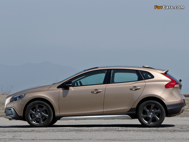 Volvo V40 Cross Country JP-spec 2013 images (640 x 480)
