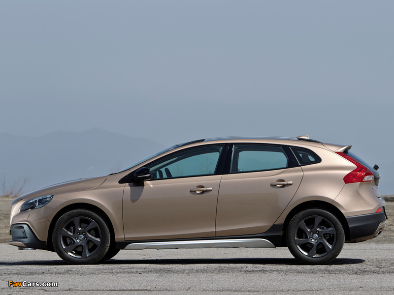 Volvo V40 Cross Country JP-spec 2013 images (800 x 600)