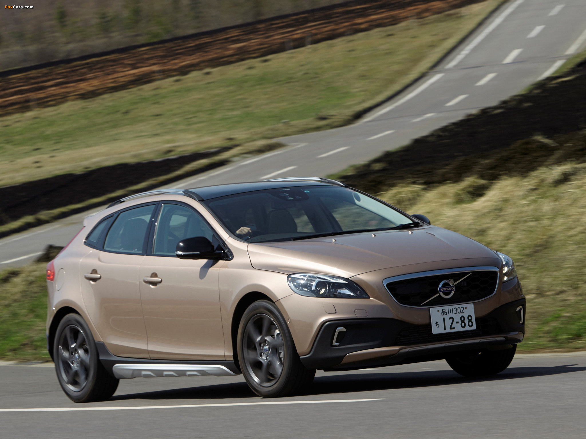 Volvo V40 Cross Country JP-spec 2013 pictures (2048 x 1536)