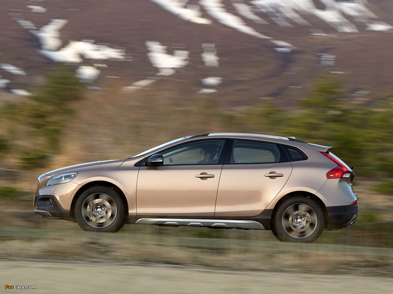 Volvo V40 Cross Country JP-spec 2013 wallpapers (1280 x 960)