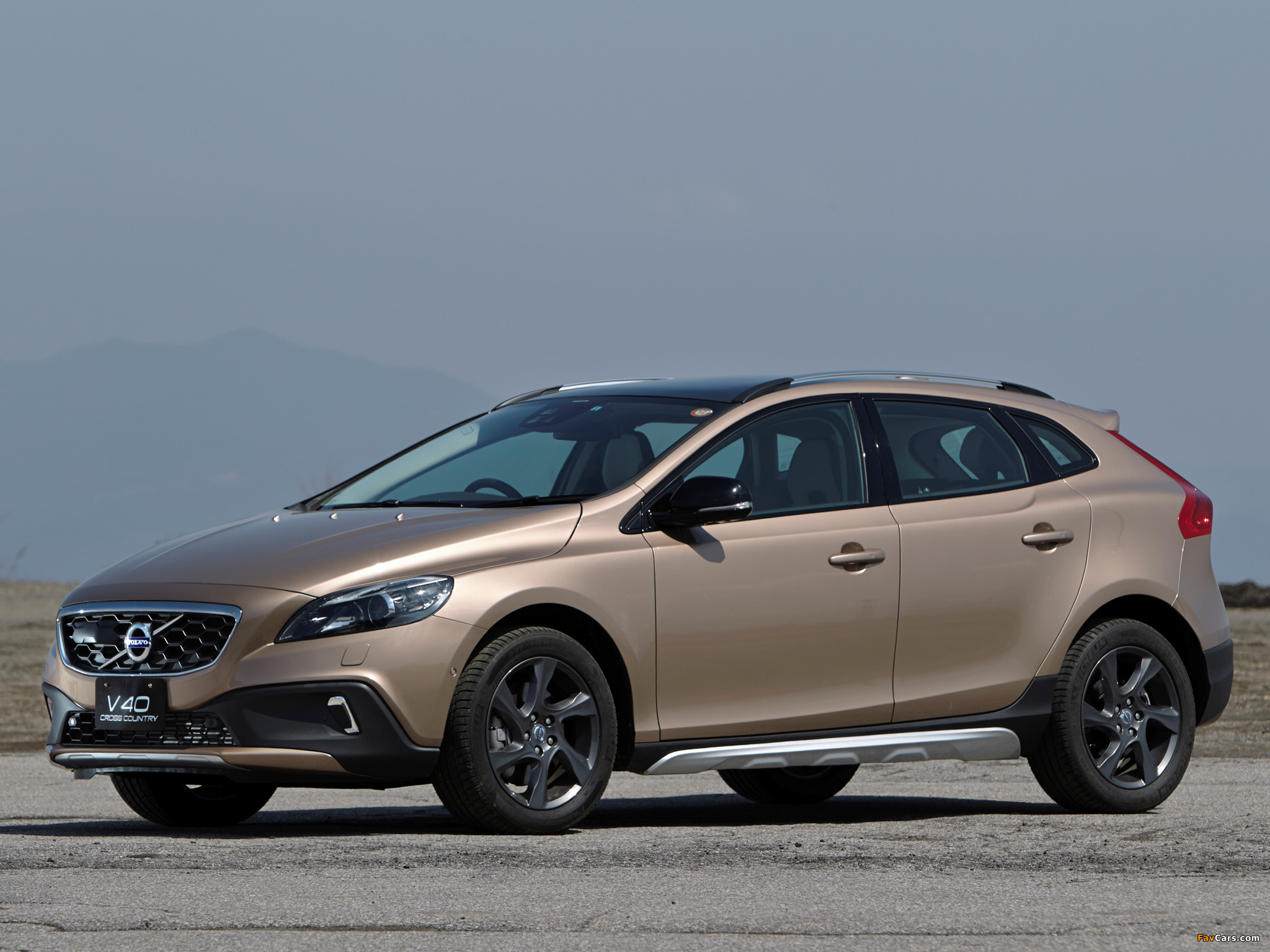 Volvo V40 Cross Country JP-spec 2013 wallpapers (2048 x 1536)