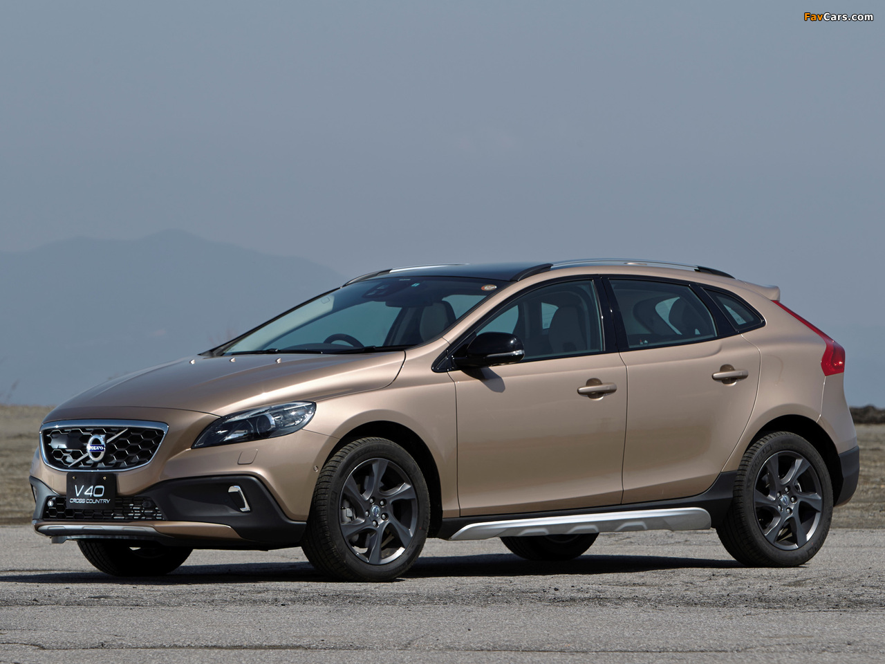 Volvo V40 Cross Country JP-spec 2013 wallpapers (1280 x 960)