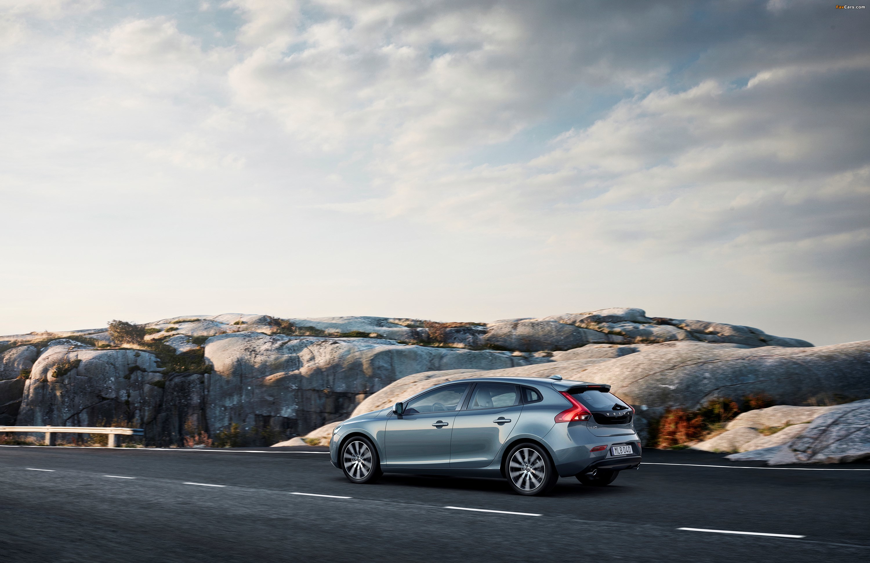 Volvo V40 T4 Momentum 2016 wallpapers (3000 x 1944)