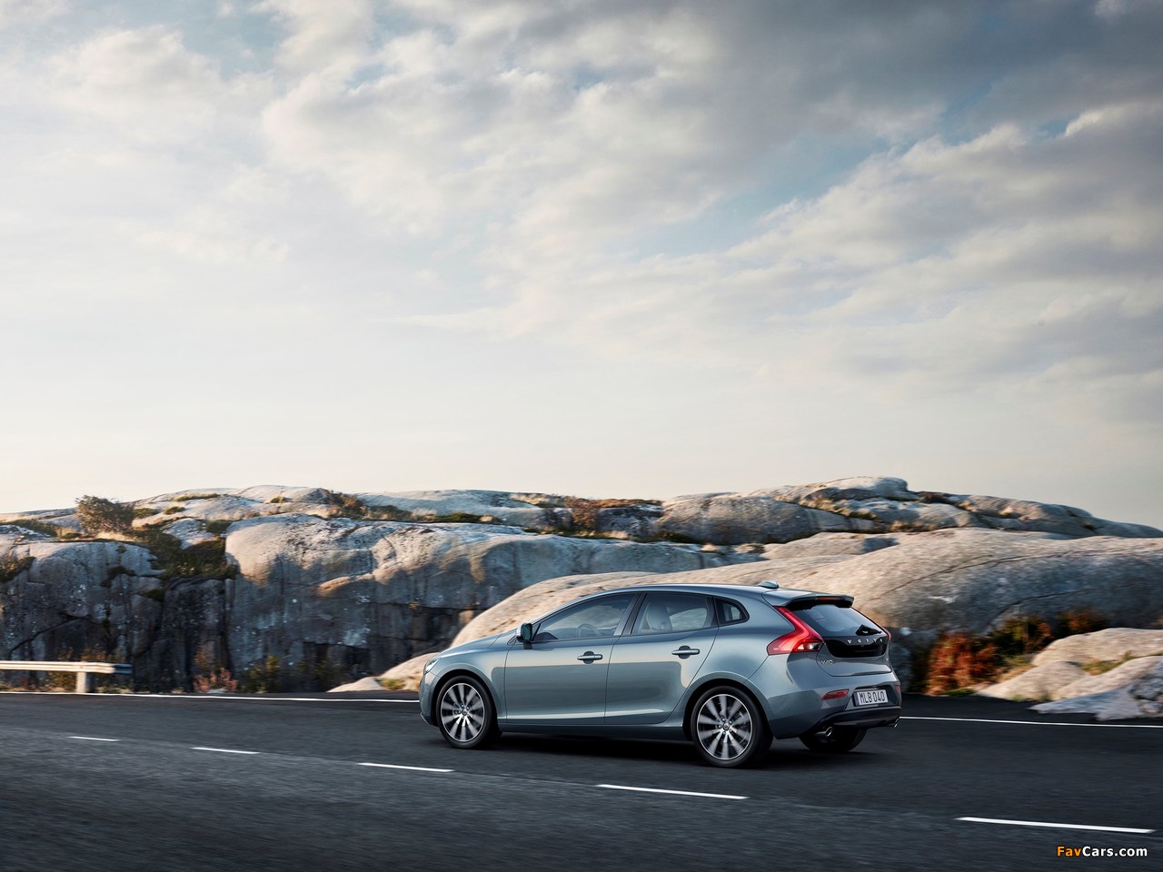 Volvo V40 T4 Momentum 2016 wallpapers (1280 x 960)