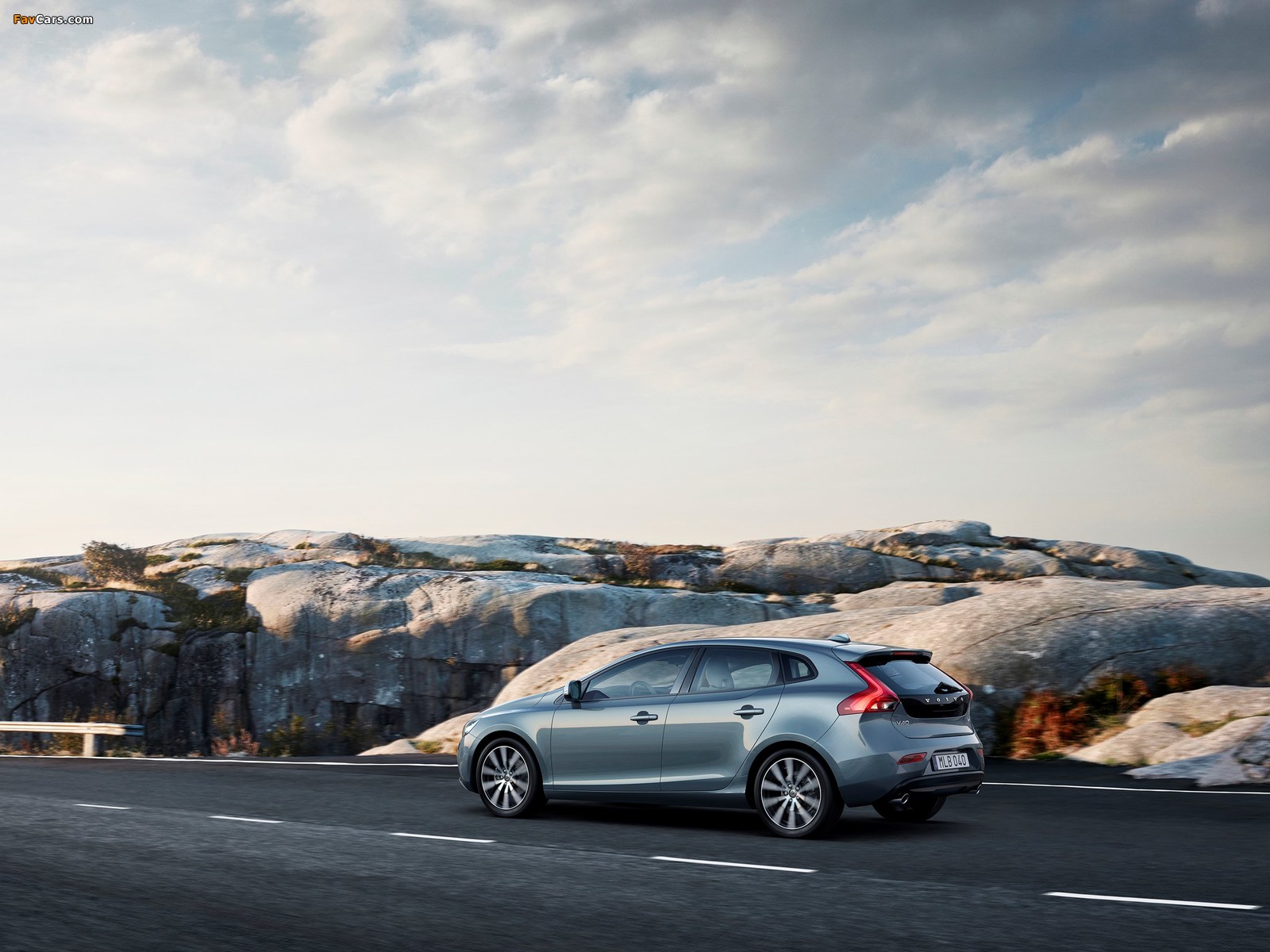 Volvo V40 T4 Momentum 2016 wallpapers (1600 x 1200)