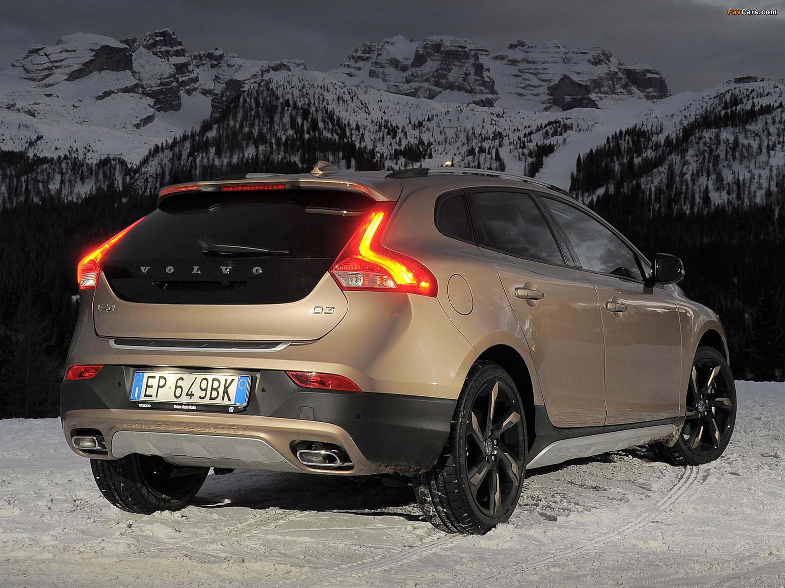 Volvo V40 Cross Country D3 2012 wallpapers (1600 x 1200)