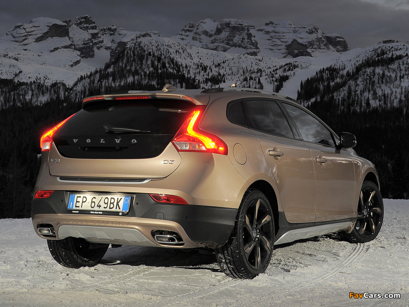 Volvo V40 Cross Country D3 2012 wallpapers (800 x 600)