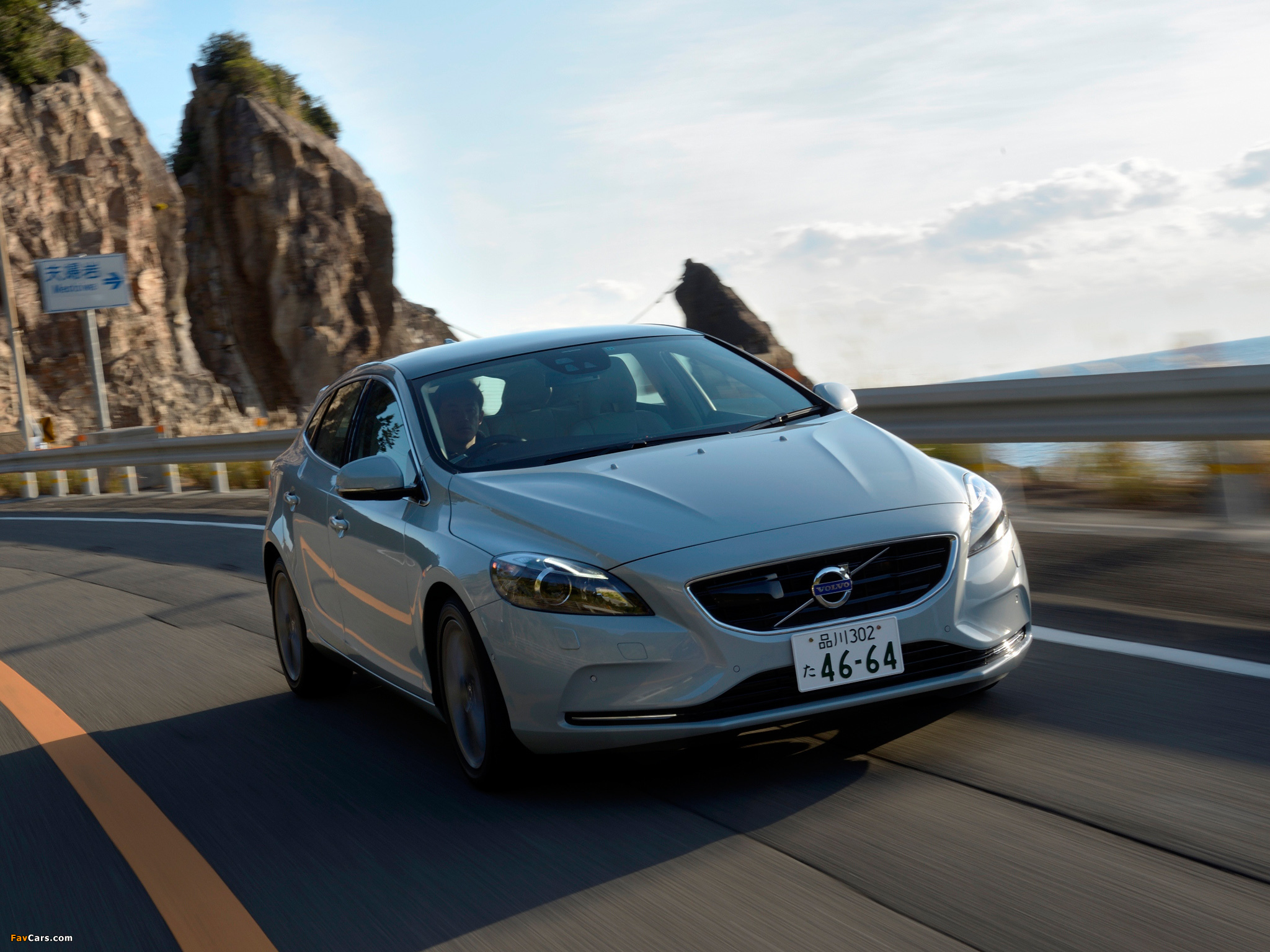 Volvo V40 T4 JP-spec 2012 wallpapers (2048 x 1536)