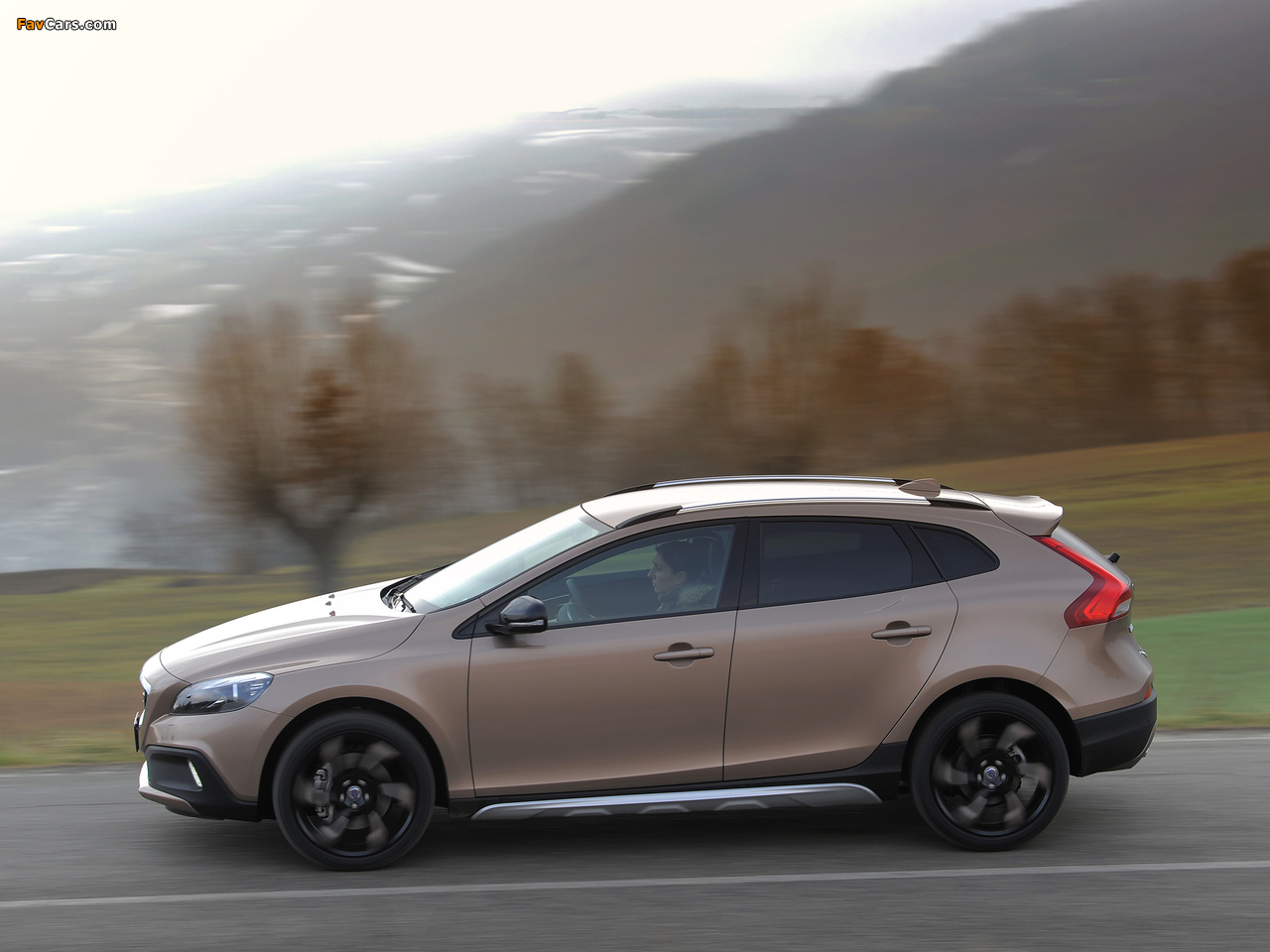 Volvo V40 Cross Country D3 2012 wallpapers (1280 x 960)