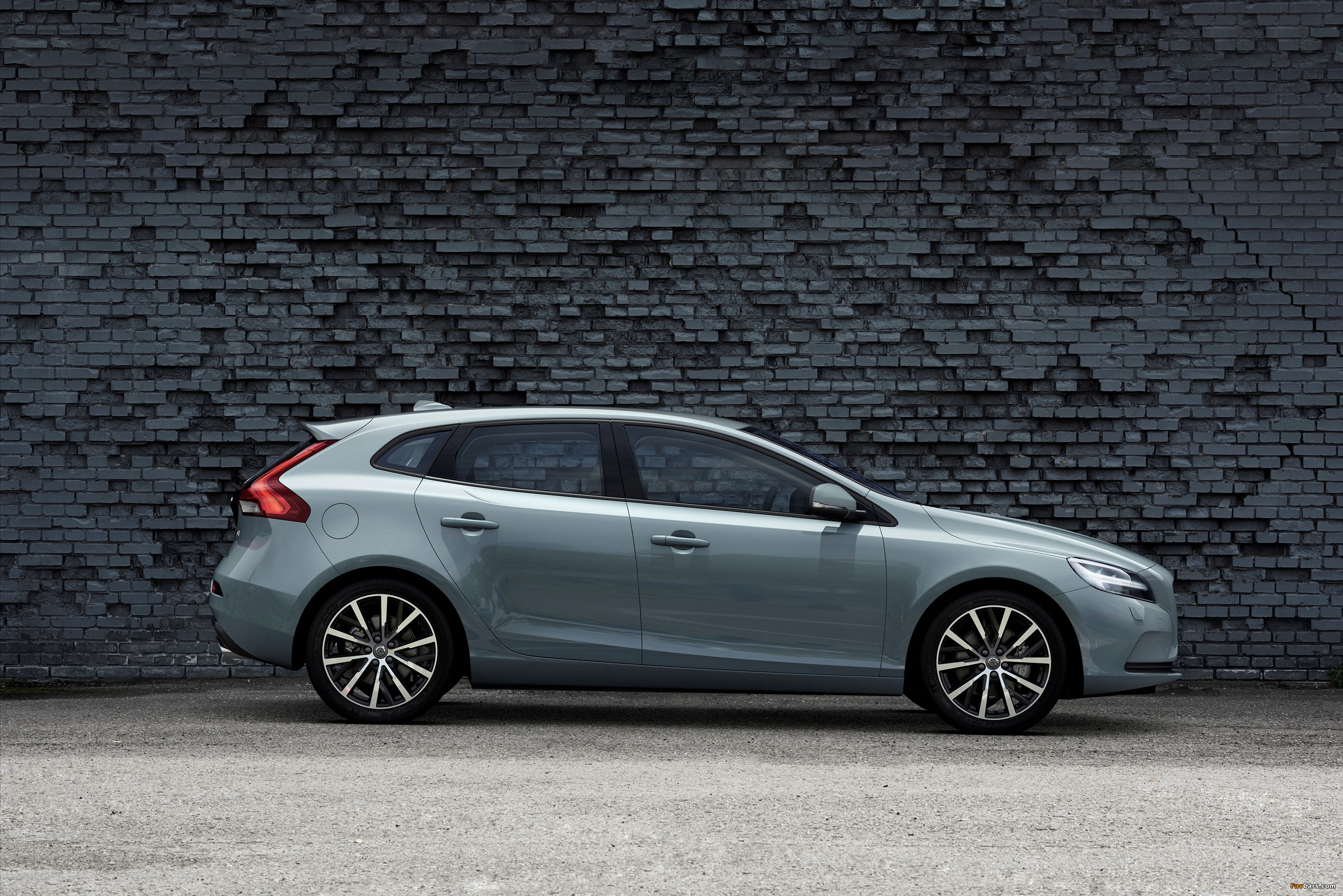 Volvo V40 T4 Momentum 2016 wallpapers (3000 x 2002)