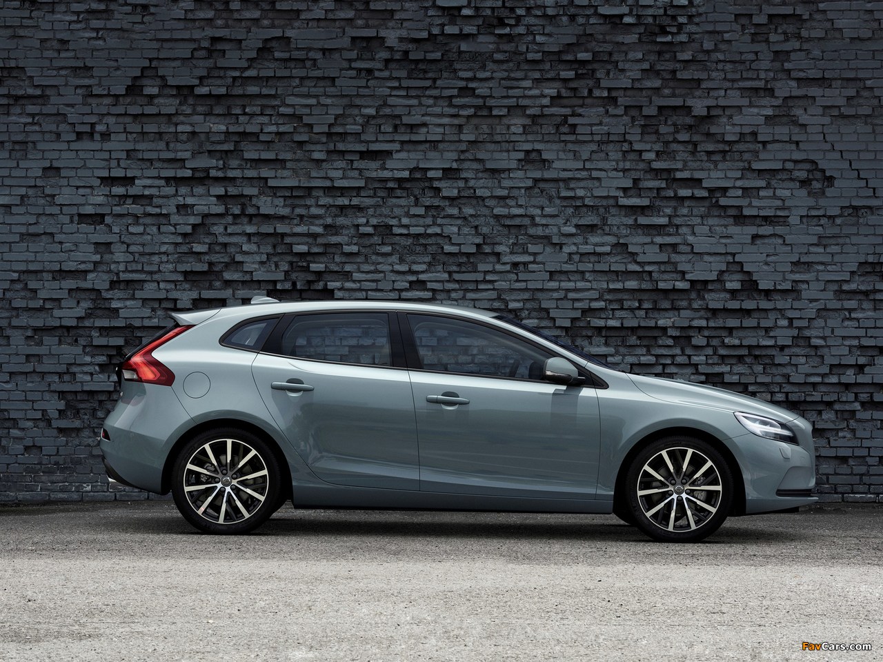 Volvo V40 T4 Momentum 2016 wallpapers (1280 x 960)