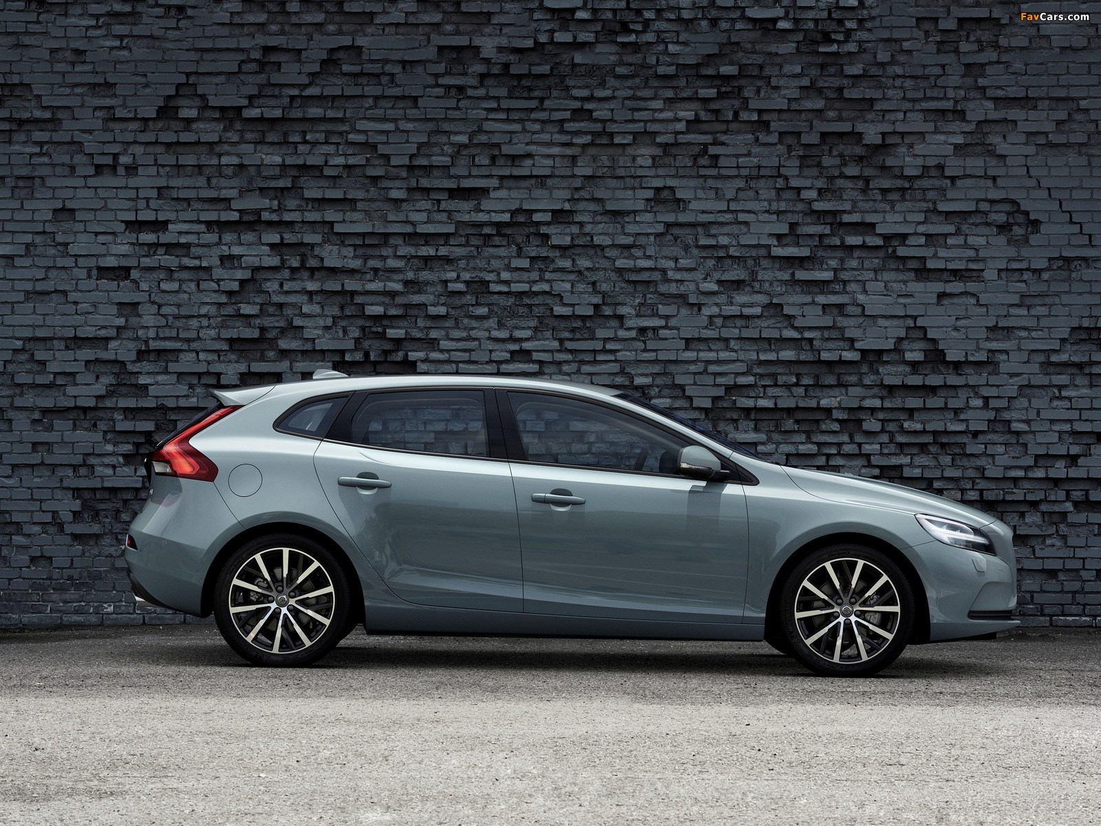 Volvo V40 T4 Momentum 2016 wallpapers (1600 x 1200)