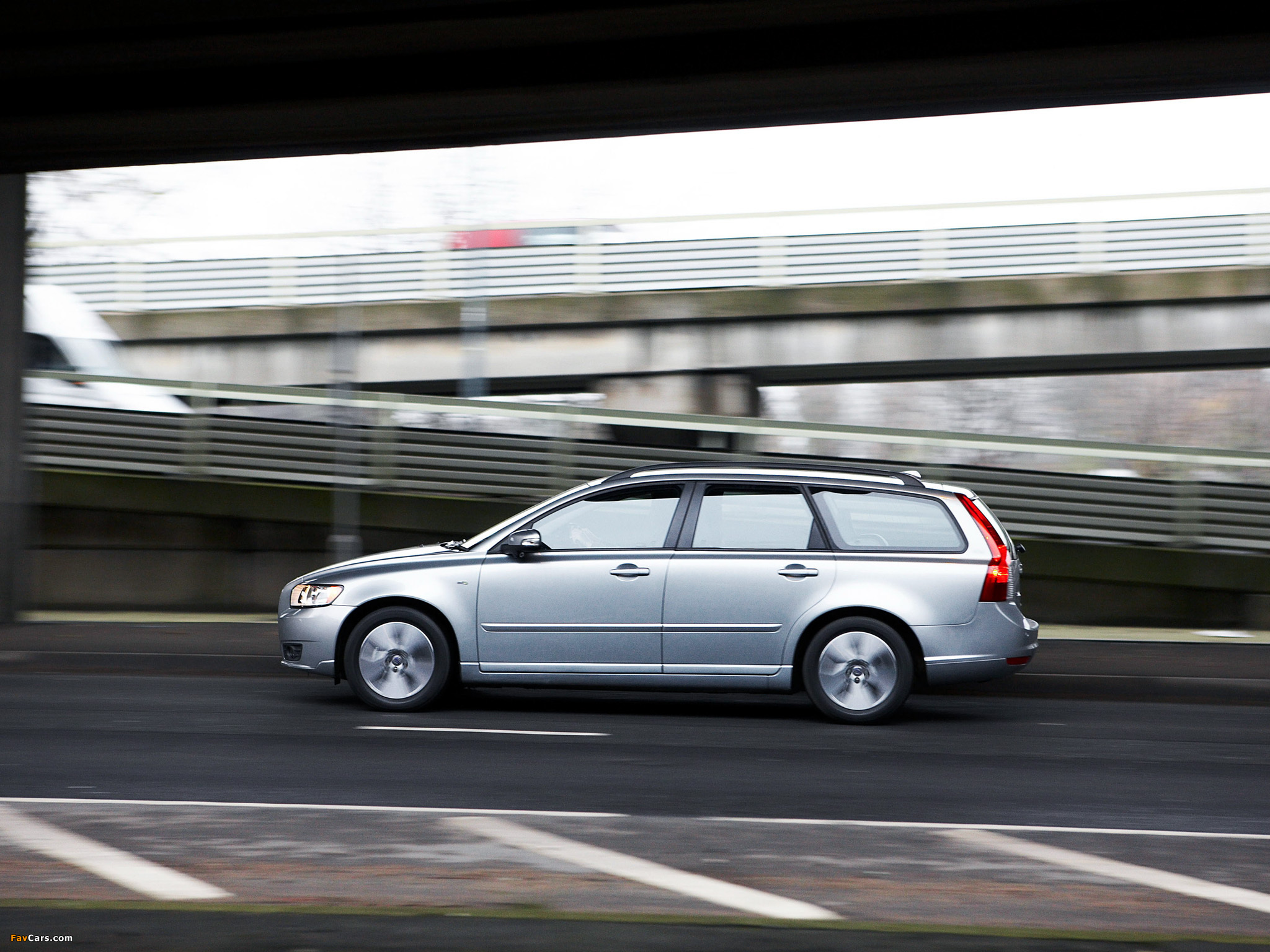 Photos of Volvo V50 DRIVe UK-spec 2009 (2048 x 1536)