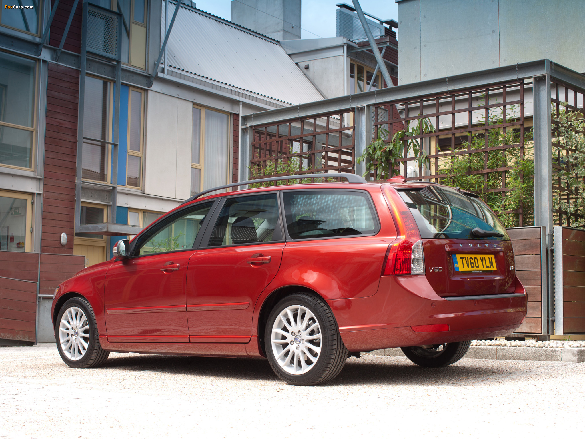 Photos of Volvo V50 D2 UK-spec 2010–12 (2048 x 1536)