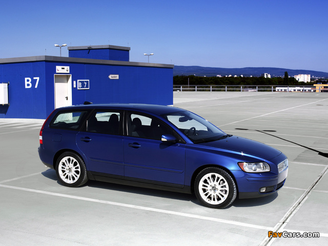 Pictures of Volvo V50 D5 2004–07 (640 x 480)