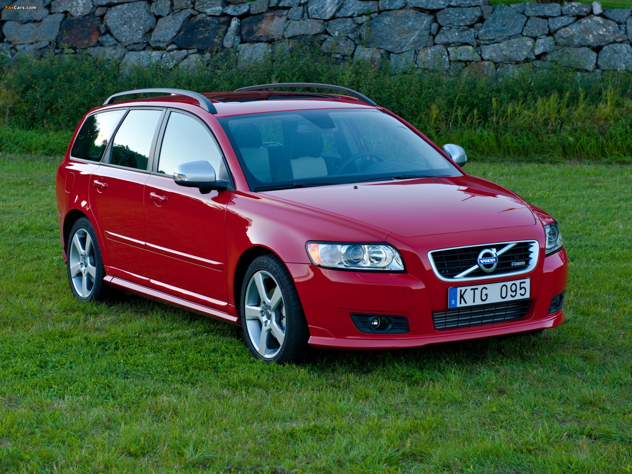 Pictures of Volvo V50 R-Design 2010–12 (2048 x 1536)