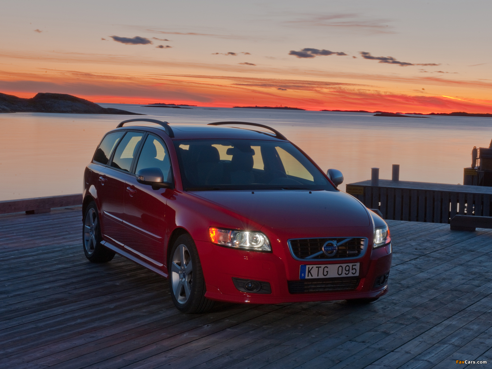 Pictures of Volvo V50 R-Design 2010–12 (1600 x 1200)