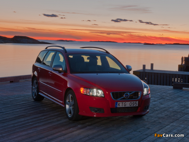 Pictures of Volvo V50 R-Design 2010–12 (640 x 480)