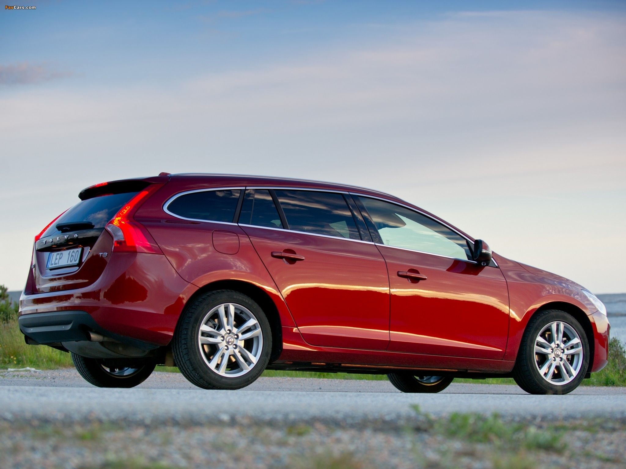 Images of Volvo V60 T3 2010–13 (2048 x 1536)