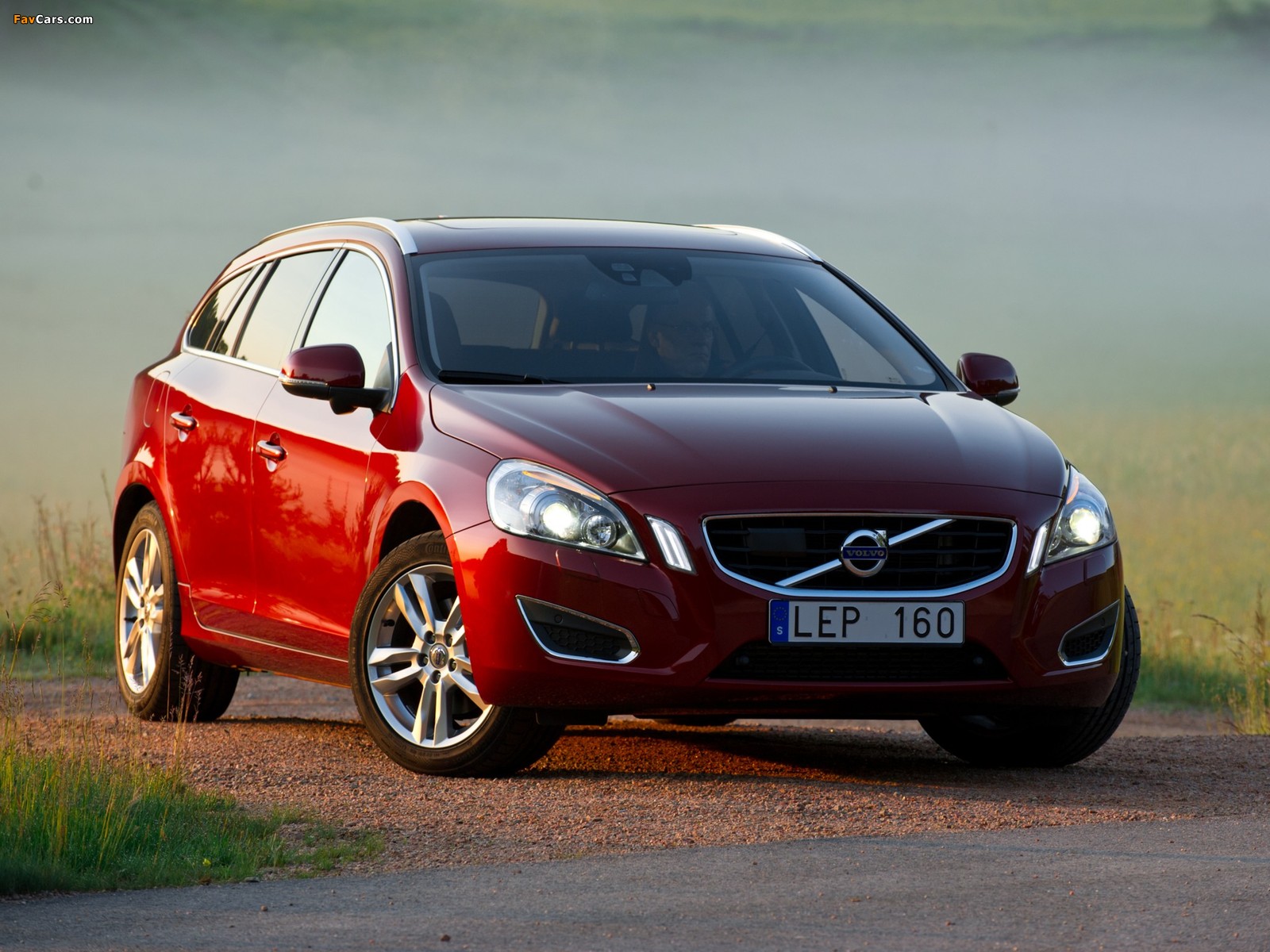 Images of Volvo V60 T3 2010–13 (1600 x 1200)
