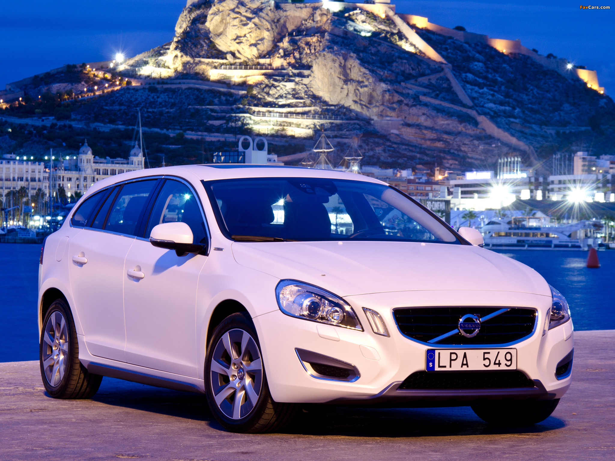 Images of Volvo V60 D6 Plug-In Hybrid 2012–13 (2048 x 1536)