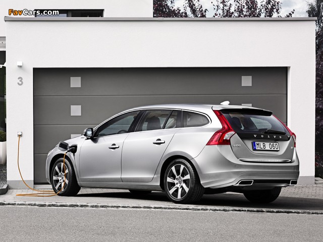 Images of Volvo V60 D6 Plug-In Hybrid 2012–13 (640 x 480)