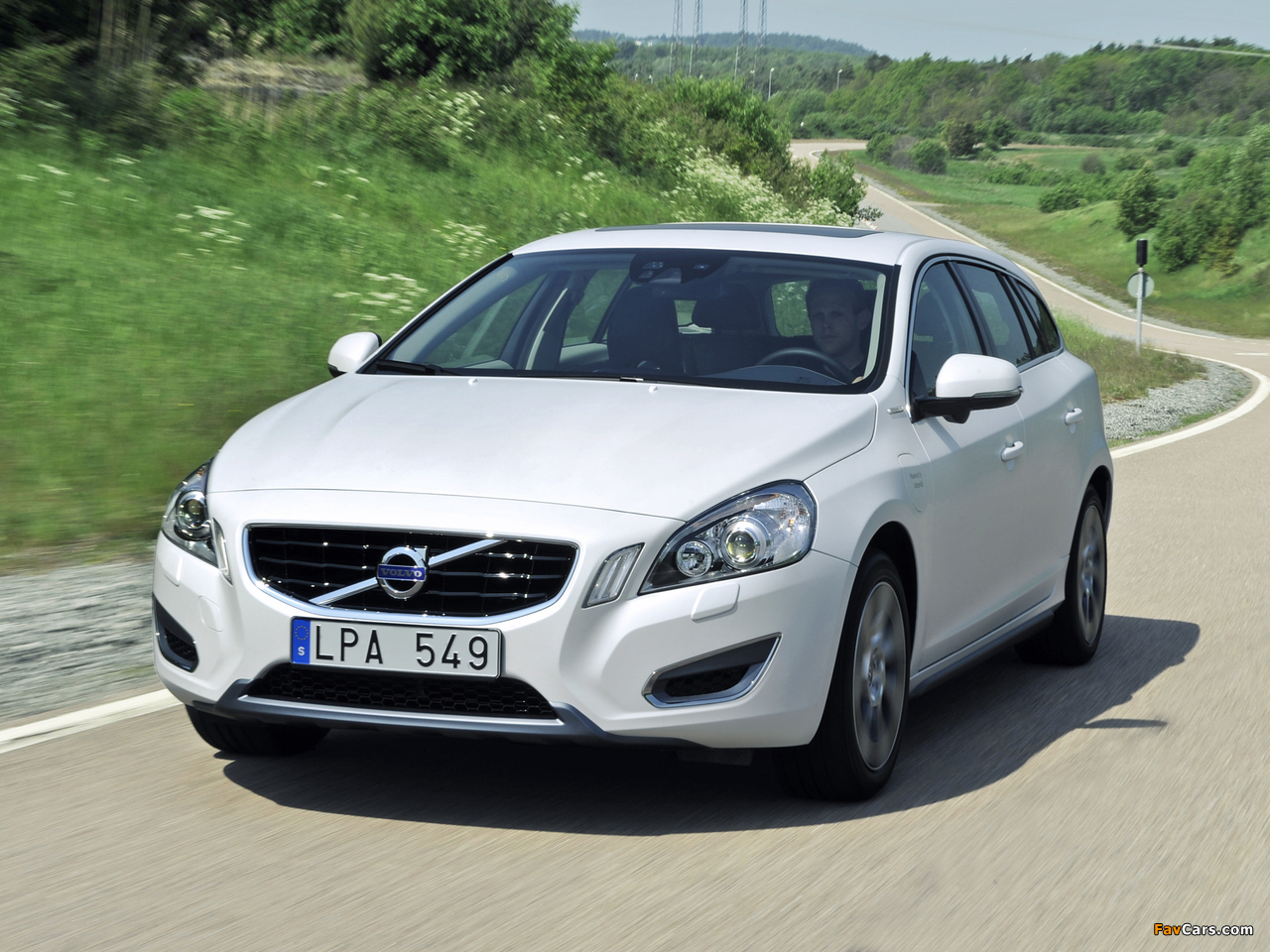 Images of Volvo V60 D6 Plug-In Hybrid 2012–13 (1280 x 960)