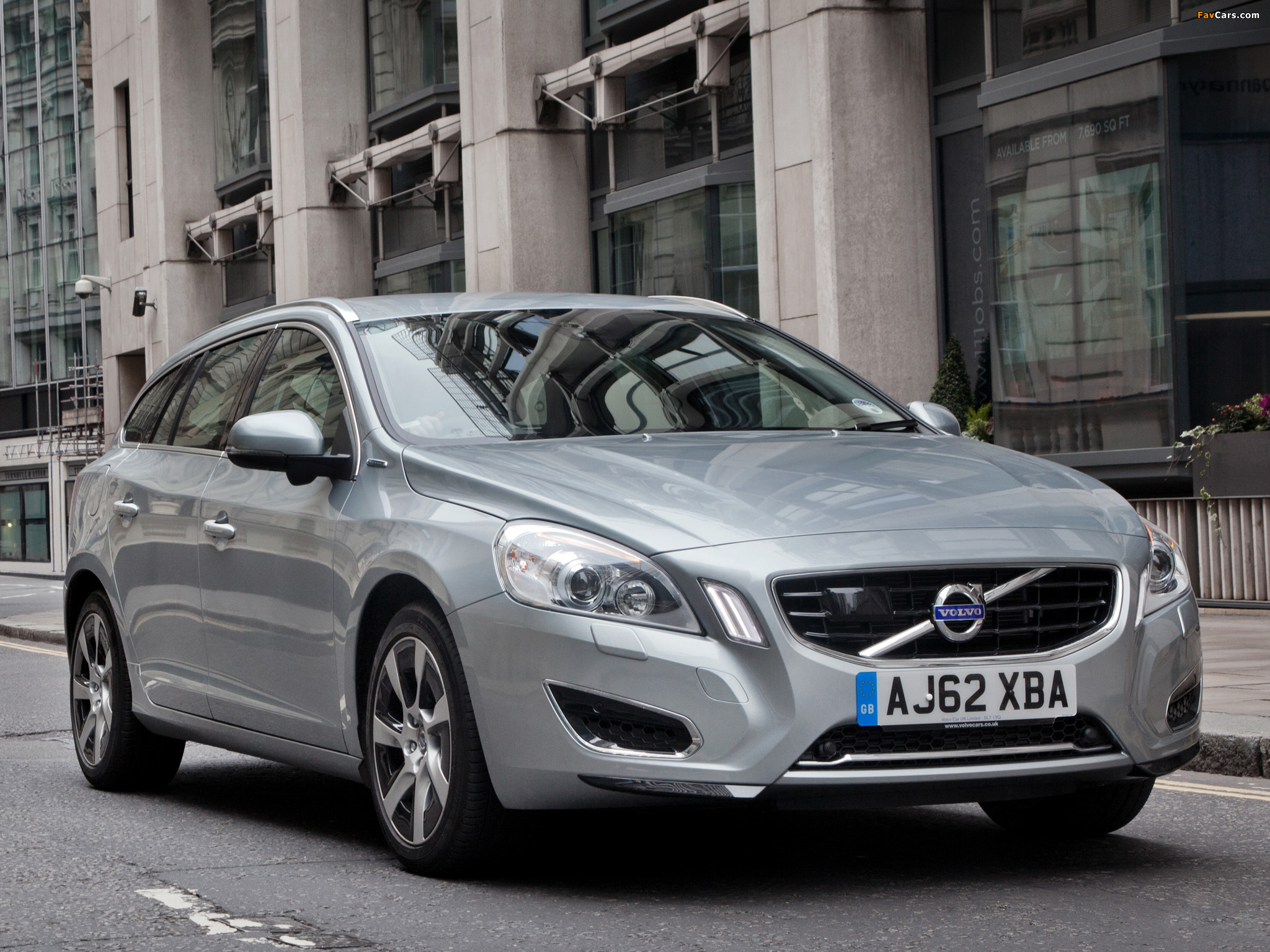 Images of Volvo V60 D6 Plug-In Hybrid UK-spec 2012–13 (2048 x 1536)