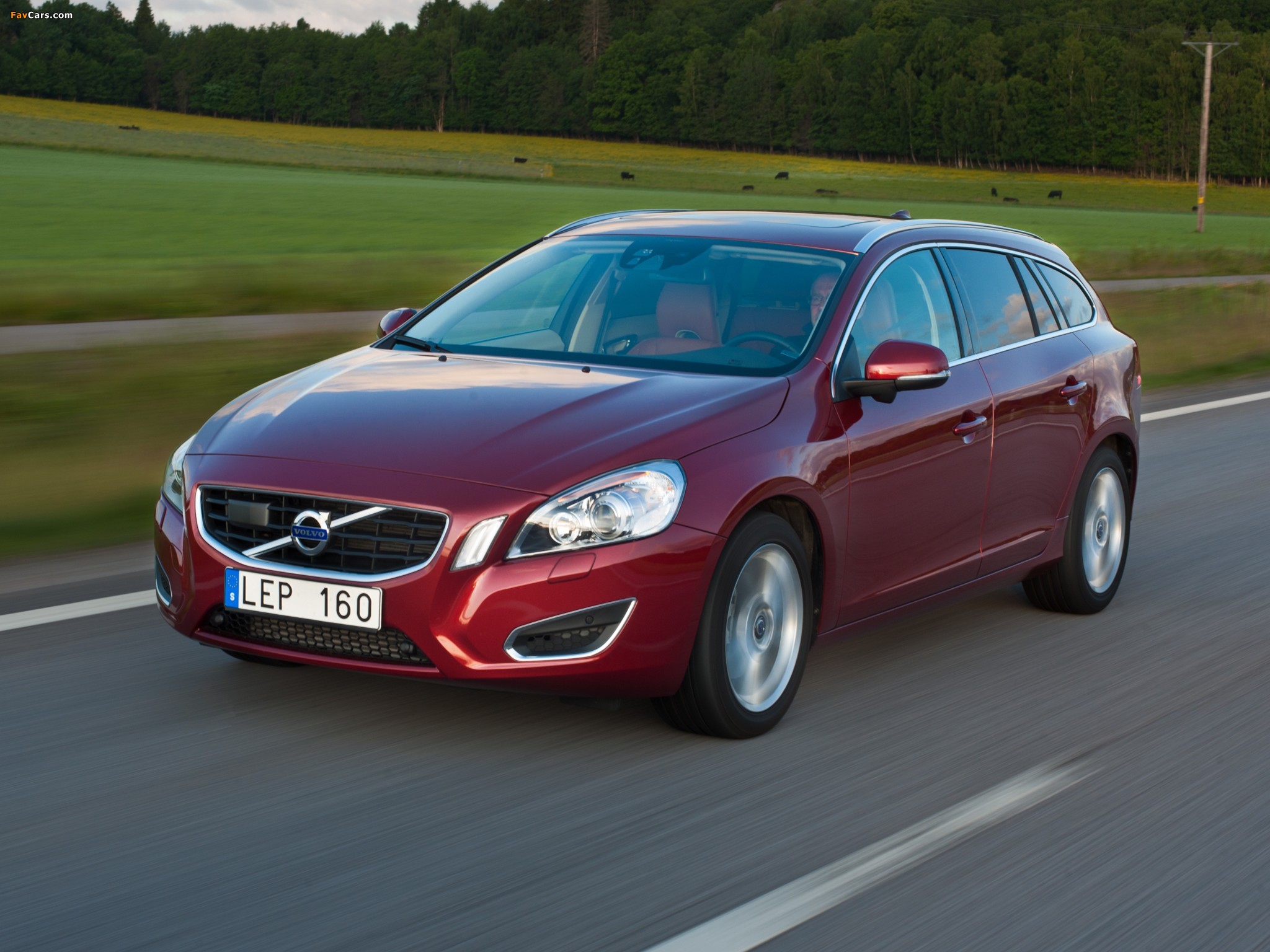 Photos of Volvo V60 T3 2010–13 (2048 x 1536)