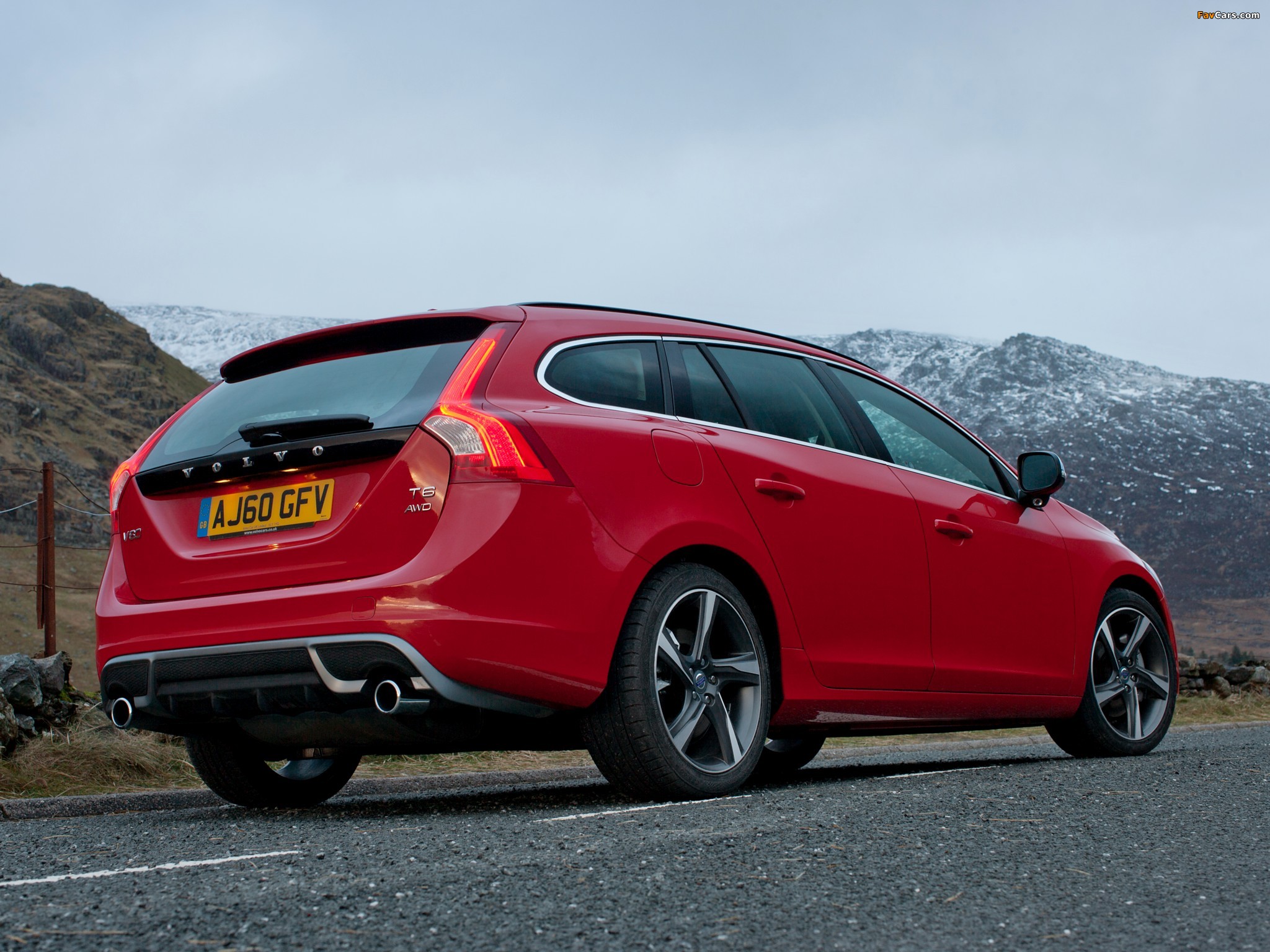 Photos of Volvo V60 R-Design UK-spec 2010–13 (2048 x 1536)