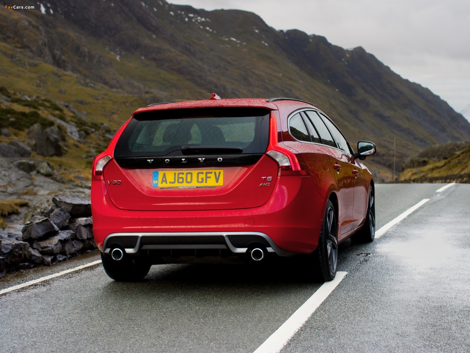 Photos of Volvo V60 R-Design UK-spec 2010–13 (1600 x 1200)