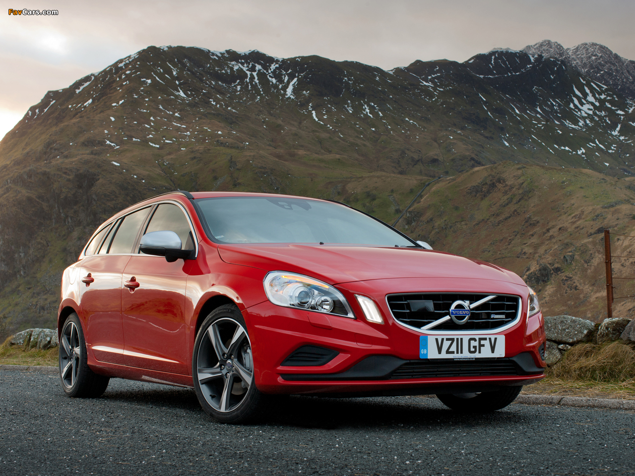 Photos of Volvo V60 R-Design UK-spec 2010–13 (1280 x 960)