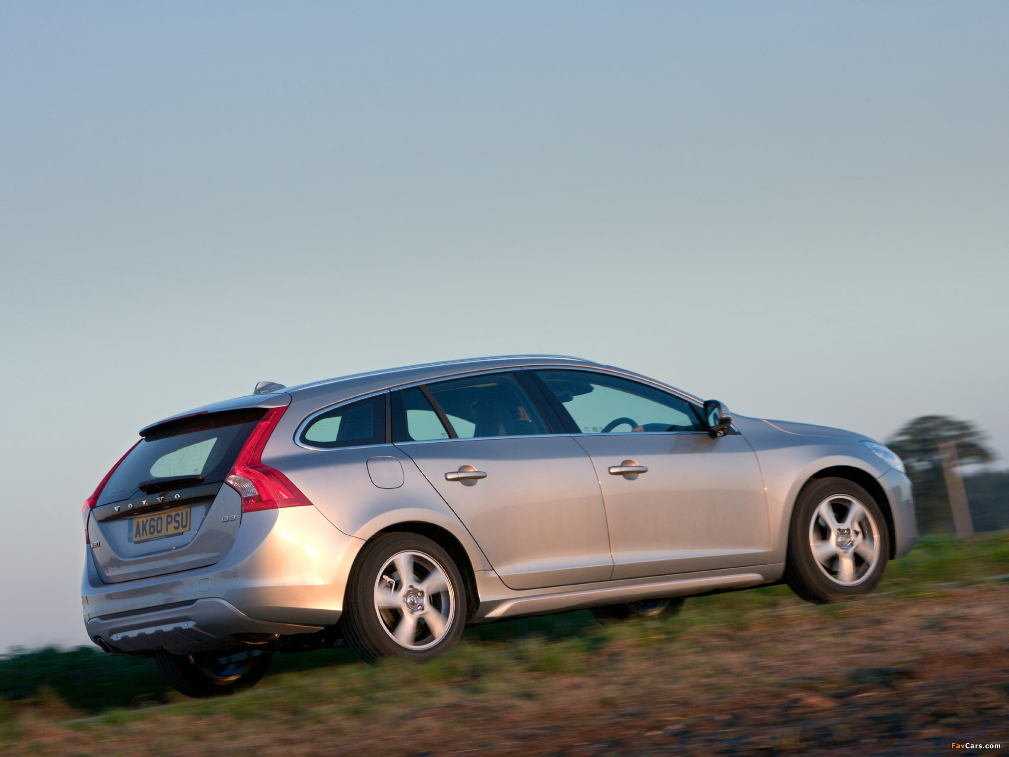 Volvo V60 D3 UK-spec 2010 images (2048 x 1536)