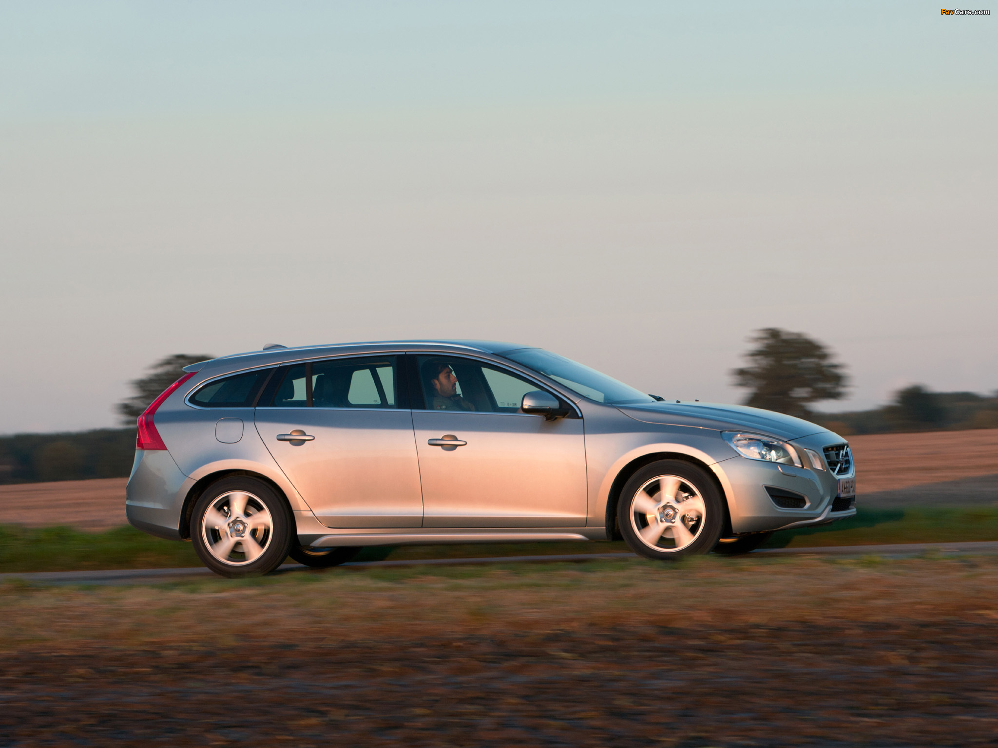 Volvo V60 D3 UK-spec 2010 photos (2048 x 1536)