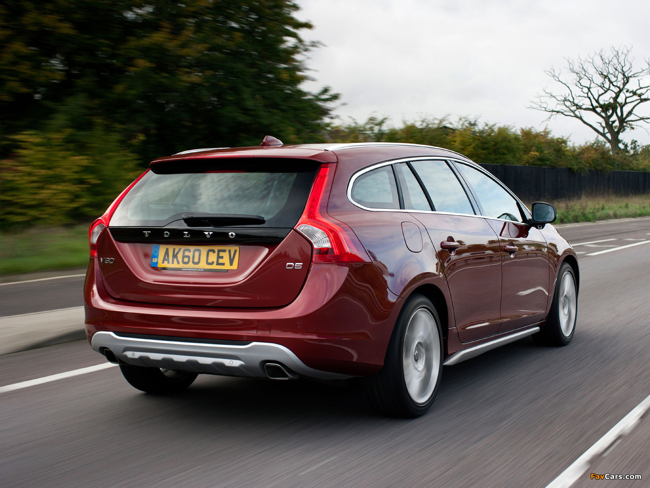 Volvo V60 D5 UK-spec 2010–13 wallpapers (1280 x 960)