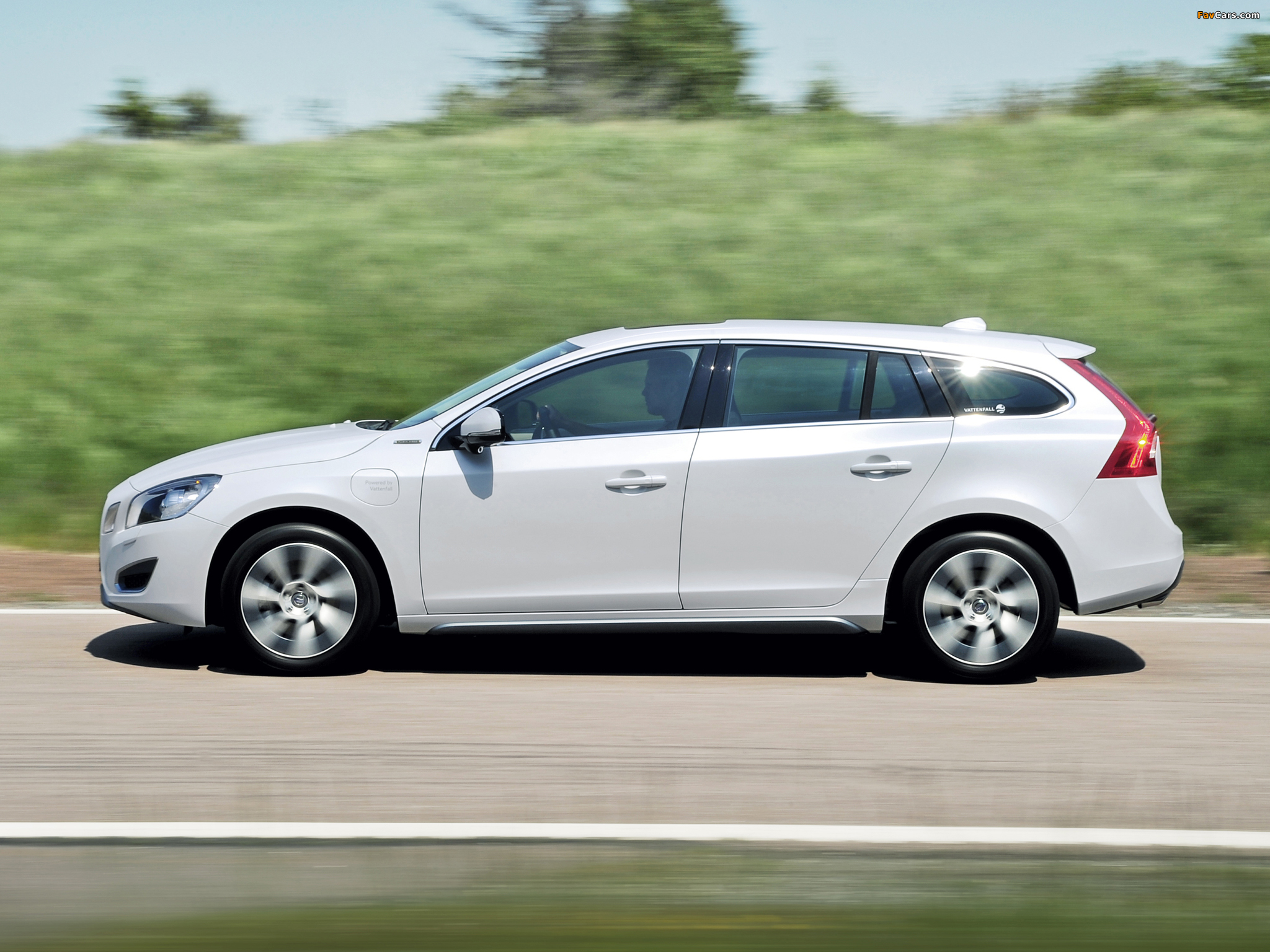 Volvo V60 D6 Plug-In Hybrid 2012–13 photos (2048 x 1536)