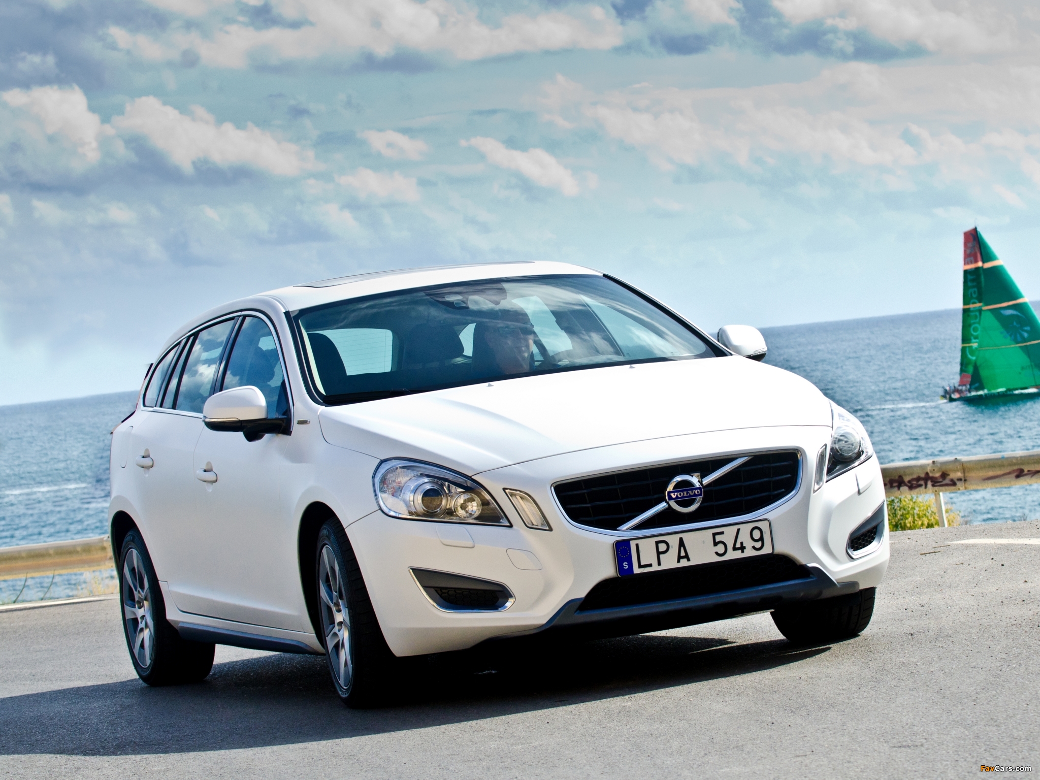 Volvo V60 D6 Plug-In Hybrid 2012–13 wallpapers (2048 x 1536)